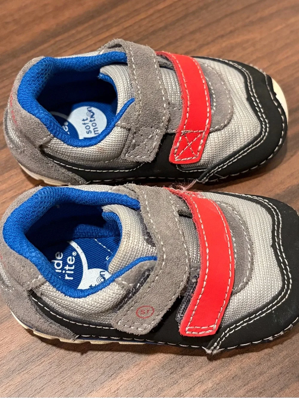 Striderite toddler Gray and Red Velcro Sneakers - size 4.5